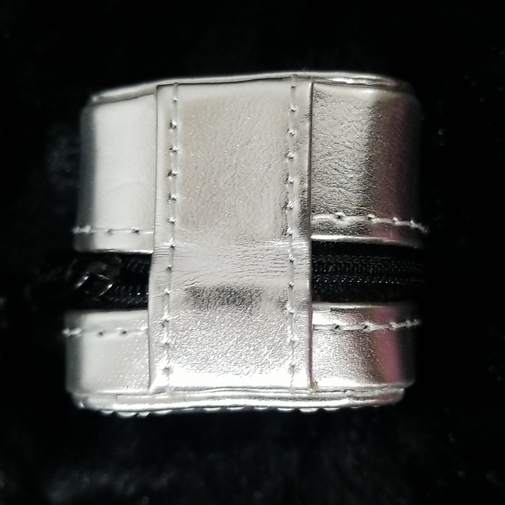 TOUS SILVER ZIP AROUND RING CASE - Picture 5 of 8